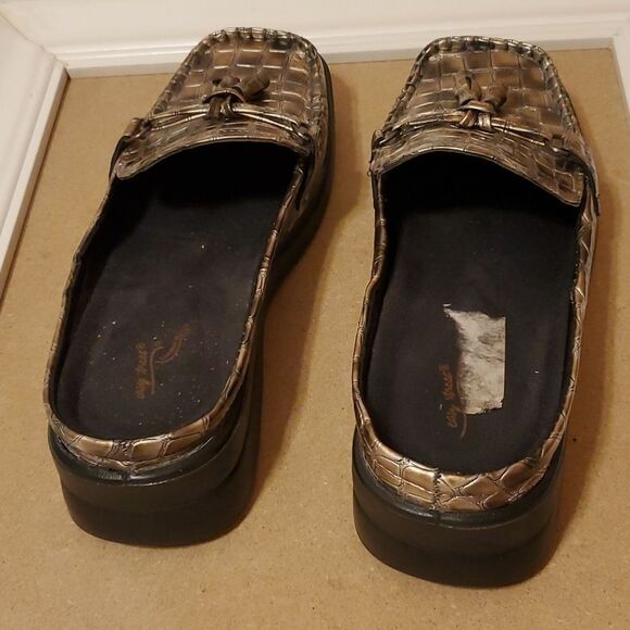 Easy Street mock croc tasseled metallic gold slip on shoes size 7 - Picture 3 of 7